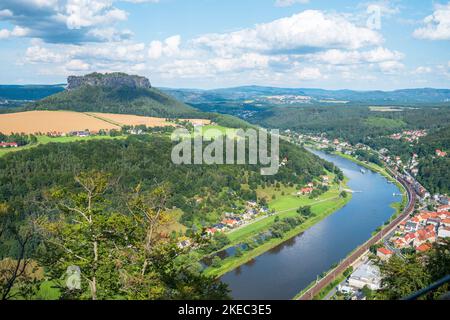 Vue sur la vallée de l'Elbe depuis le château de Königstein en Suisse saxonne en été Banque D'Images