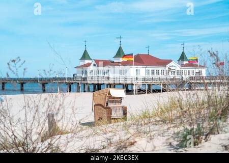 Pier Kaiserbad Ahlbeck sur l'île d'Usedom dans Mecklembourg Vorpommern en été de jour. Banque D'Images