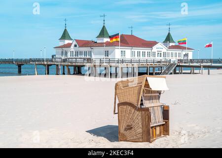 Pier Kaiserbad Ahlbeck sur l'île d'Usedom dans Mecklembourg Vorpommern en été de jour. Banque D'Images