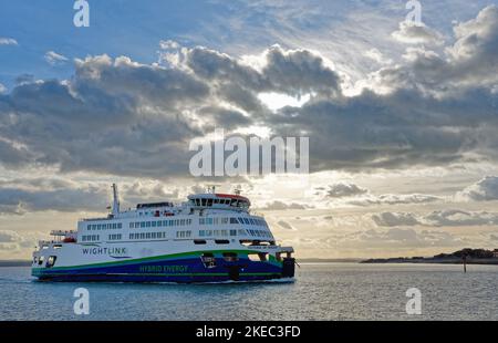 Le ferry Wightlink « Victoria of Wight » naviguant dans le port de Portsmouth lors d'une soirée d'automne ensoleillée, Hampshire Angleterre Royaume-Uni Banque D'Images