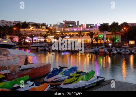 Marina de Cala d'Or dans la lumière du soir, Cala d'Or, Majorque, Mer méditerranée, Iles Baléares, Espagne Banque D'Images