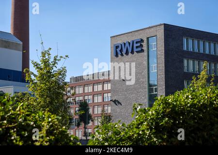 Essen, Rhénanie-du-Nord-Westphalie, Allemagne - RWE, logo de la société sur la façade du siège. Siège de RWE, nouveau campus de RWE dans le district d'Altenessen. Banque D'Images