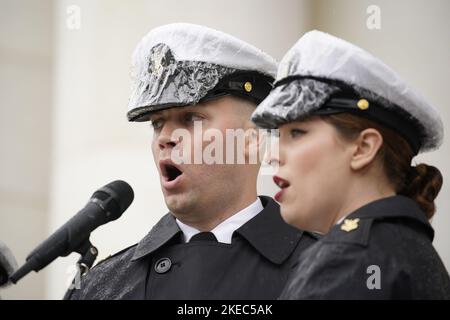 Arlington, États-Unis. 11th novembre 2022. Des représentants militaires chantent lorsqu'ils assistent à une cérémonie de la fête des anciens combattants alors que le vice-président américain Kamala Harris livre des remarques au cimetière national d'Arlington, à Arlington, en Virginie, vendredi, 11 novembre 2022. Photo par Yuri Gripas/UPI crédit: UPI/Alay Live News Banque D'Images