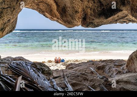 Amérique du Nord, Caraïbes, Grande Antilles, Île d'Hispaniola, République dominicaine, SAMA, Las Galeras, Cabo Sama, vue de l'intérieur d'une petite grotte sur une plage Banque D'Images
