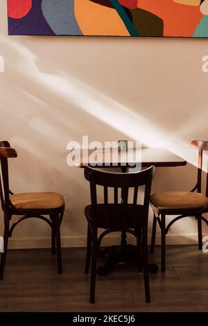 Table en bois dans le café et chaises. Style de lissage Banque D'Images