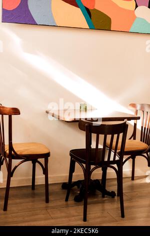 Table en bois dans le café et chaises. Style de lissage Banque D'Images
