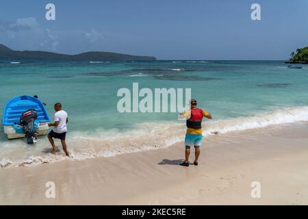 Amérique du Nord, Caraïbes, Grande Antilles, Île d'Hispaniola, République dominicaine, SAMA, Las Galeras, hommes à bord du bateau à la plage de la Playita Banque D'Images