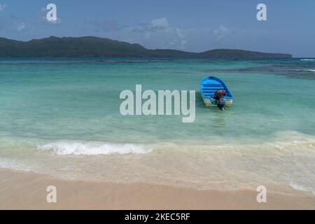 Amérique du Nord, Caraïbes, Grande Antilles, Île d'Hispaniola, République dominicaine, SAMA, Las Galeras, bateau sur la plage de la Playita Banque D'Images