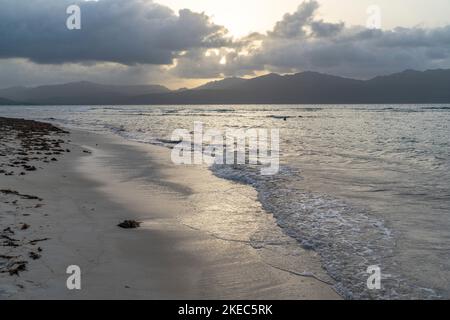 Amérique du Nord, Caraïbes, Grande Antilles, Île d'Hispaniola, République dominicaine, SAMA, Las Galeras, coucher de soleil sur la plage de la Playita Banque D'Images