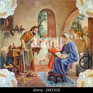 SEBECHLEBY, SLOVAQUIE - OKTOBERT 8, 2022: La fresque de la Sainte famille dans l'église paroissiale Saint-Michel par Jozef Antal (1963). Banque D'Images