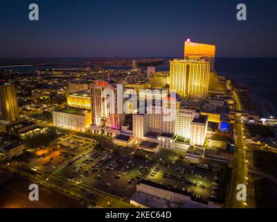 Resorts Casino Hotel vue aérienne à Boardwalk la nuit à Atlantic City, New Jersey NJ, Etats-Unis. Banque D'Images