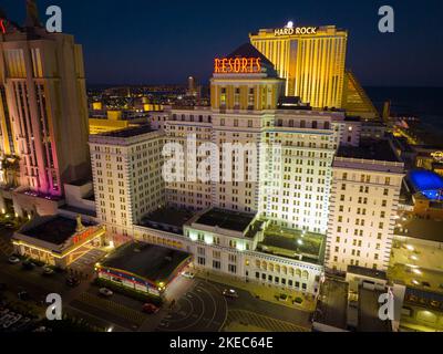 Resorts Casino Hotel vue aérienne à Boardwalk la nuit à Atlantic City, New Jersey NJ, Etats-Unis. Banque D'Images