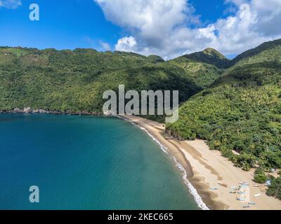 Amérique du Nord, Caraïbes, Grande Antilles, Île d'Hispaniola, République dominicaine, SAMA, El Valle, bateaux en bois colorés à la plage Playa El Valle Banque D'Images