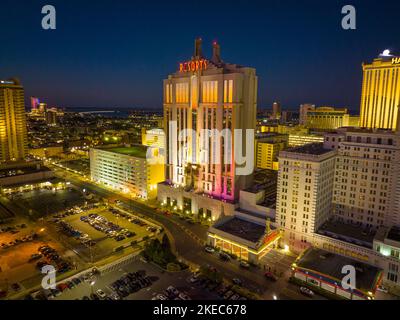 Resorts Casino Hotel vue aérienne à Boardwalk la nuit à Atlantic City, New Jersey NJ, Etats-Unis. Banque D'Images