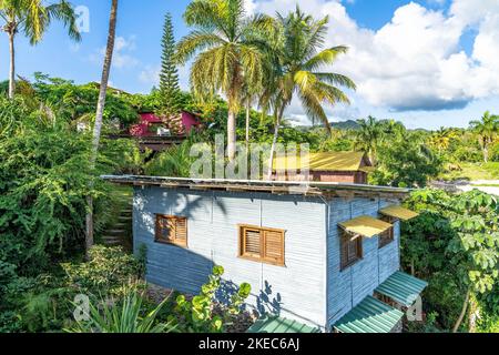 Amérique du Nord, Caraïbes, Grande Antilles, Île d'Hispaniola, République dominicaine, SAMA, maisons en bois colorées au Boutique Hotel Hacienda Cocuyo à Sama Banque D'Images