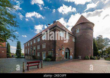 Allemagne, Velen, Bocholter AA, parc naturel Hohe Mark Westmuensterland, Muensterland, Westphalie, Rhénanie-du-Nord-Westphalie, Velen-Ramsdorf, Château de Ramsdorf avec place du château, bâtiments en briques, tour du château, tour ronde Banque D'Images