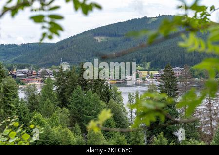 Europe, Allemagne, Sud de l'Allemagne, Bade-Wurtemberg, Forêt Noire, Vue sur Titisee et Titisee-Neustadt dans la forêt noire du sud Banque D'Images