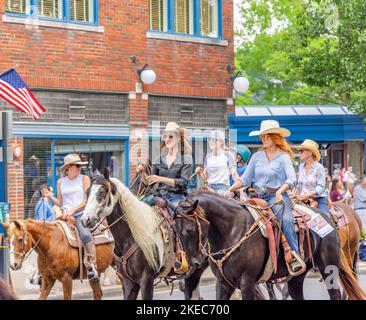 Groupe de femmes à cheval dans le Franklin Rodeo Parade Banque D'Images