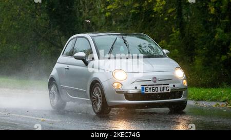 2010 Fiat 500 conduite sous la pluie sur route mouillée Banque D'Images