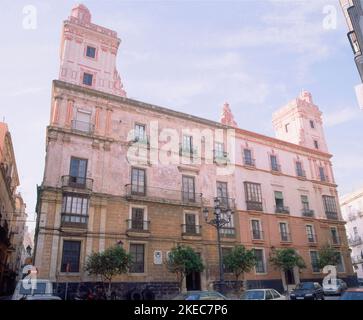 EDIFICIO DE VIVIENDAS DE ESTILO BARROCO CONSTRUIDA EN 1720 SITUADO EN LA PLAZA DE ARGÜELLES Nº 3 -. EMPLACEMENT : CASA DE LAS CUATRO TORRES. Cadix. ESPAGNE. Banque D'Images