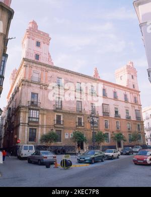 EDIFICIO DE VIVIENDAS DE ESTILO BARROCO CONSTRUIDA EN 1720 SITUADO EN LA PLAZA DE ARGÜELLES Nº 3 -. EMPLACEMENT : CASA DE LAS CUATRO TORRES. Cadix. ESPAGNE. Banque D'Images