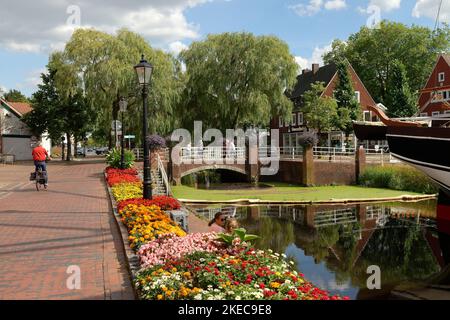 Canal principal avec frontières fleuries en face de la mairie, Papenburg, Emsland, Basse-Saxe, Allemagne Banque D'Images