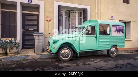 Citroën 2CV Fourgonnette dans Nissan lez Enserune. Banque D'Images