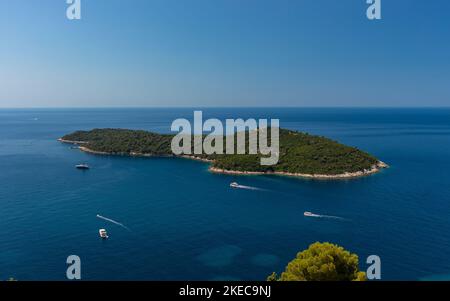 DUBROVNIK, CROATIE, EUROPE - vue aérienne de l'île de Lokrum près de la ville de Dubrovnik sur la côte de la Dalmation. Banque D'Images