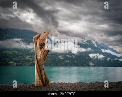 Statue en bois sur le lac de Brienz Banque D'Images