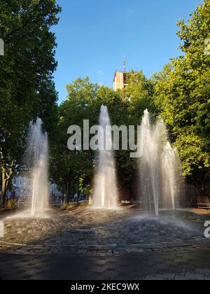 Fontaine Sendlinger-Tor-Platz, créée en 1972 par Heiner Schuhmann. Les fontaines proviennent d'un cercle de 3,20 mètres carrés, dans lequel 5 fontaines sont disposées autour d'un sixième au centre. Ils ont une hauteur de 3,50 mètres. Banque D'Images