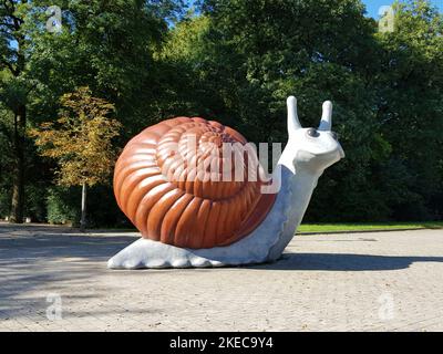 'Sweet Brown Snail, ' une sculpture en fibre de verre de 4,50 mètres de haut par les artistes américains Jason Rhoades et Paul McCarthy, 2003. Un "projet d'art-en-architecture" Schwanthalerhöhe. Emplacement : Bavariapark/Centre de transport du Deutsches Museum. Il symbolise la lenteur et la mobilité illimitée (maison à l'arrière). Banque D'Images