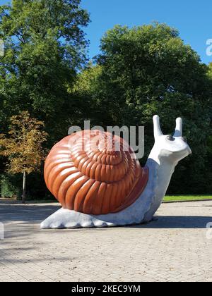 'Sweet Brown Snail, ' une sculpture en fibre de verre de 4,50 mètres de haut par les artistes américains Jason Rhoades et Paul McCarthy, 2003. Un "projet d'art-en-architecture" Schwanthalerhöhe. Emplacement : Bavariapark/Centre de transport du Deutsches Museum. Il symbolise la lenteur et la mobilité illimitée (maison à l'arrière). Banque D'Images