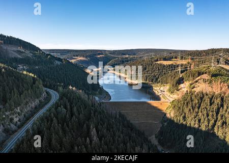 Allemagne, Thuringe, Goldisthal, barrage, mur de barrage, Plus grande centrale de stockage à pompage en Allemagne, forêt, montagnes, lignes électriques, vue d'ensemble, photo aérienne Banque D'Images