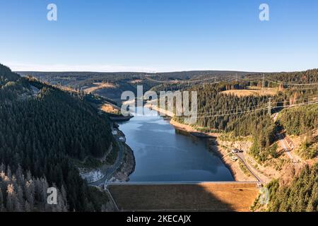 Allemagne, Thuringe, Goldisthal, barrage, mur de barrage, Plus grande centrale de stockage à pompage en Allemagne, forêt, montagnes, lignes électriques, vue d'ensemble, photo aérienne Banque D'Images