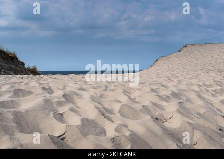 Une large plage de sable déserte avec bleu ciel au Danemark. Banque D'Images