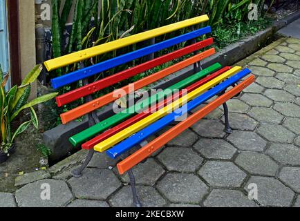 Banc en bois coloré à Petrópolis, Rio de Janeiro, Brésil Banque D'Images