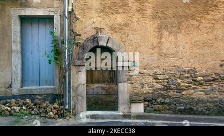 Porte d'entrée à Roquebrun. La commune est située dans le Parc naturel régional du Haut-Languedoc. Banque D'Images