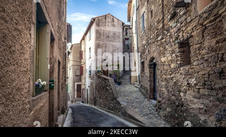 Rue du village à Roquebrun. La commune est située dans le Parc naturel régional du Haut-Languedoc. Banque D'Images