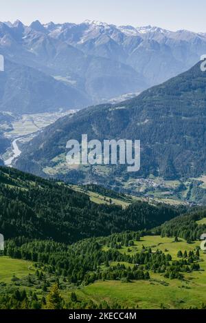 Vue de la route européenne longue distance E5 vers les Alpes, Pitztal, Wenns, Tyrol, Autriche Banque D'Images