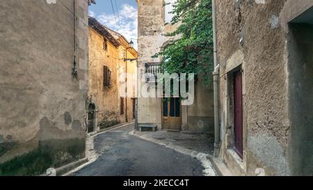 Rue du village à Roquebrun. La commune est située dans le Parc naturel régional du Haut-Languedoc. Banque D'Images