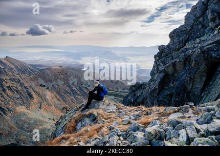 Belle femme blonde aime le moment en randonnée dans les montagnes slovaques Tatra sur le mont Kryvan. Banque D'Images