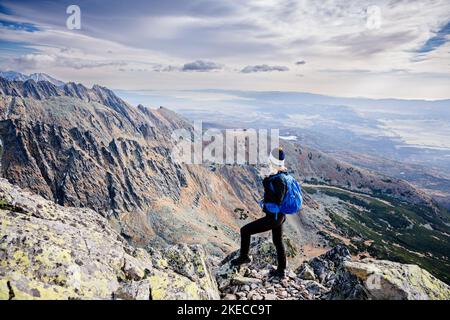 Belle femme blonde aime le moment en randonnée dans les montagnes slovaques Tatra sur le mont Kryvan. Banque D'Images