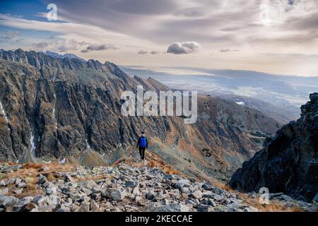 Belle femme blonde aime le moment en randonnée dans les montagnes slovaques Tatra sur le mont Kryvan. Banque D'Images