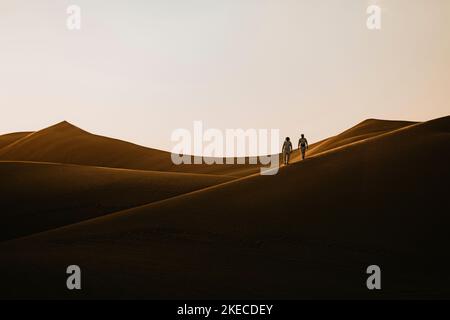 Arabie Saoudite, province de Najran, Najran, désert, hommes, marcher, Banque D'Images