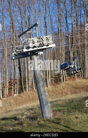 Télésiège, télésiège dans la station de ski Banque D'Images
