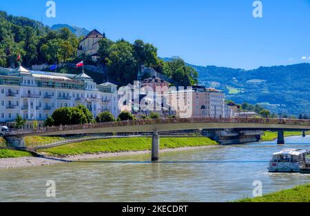 Écluses d'amour à Makartsteg, vue sur l'hôtel Sacher, Salzbourg, Autriche, Europe Banque D'Images