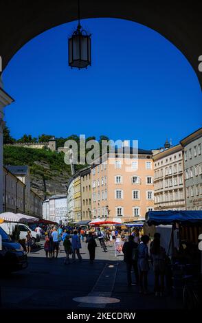 Marché vert sur la place de l'université dans la vieille ville de Salzbourg, Autriche, Europe Banque D'Images