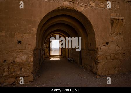 Porte d'entrée de Qasr Kharana, parfois Qasr al-Harrana, Qasr al-Kharanah, Kharaneh ou Hraneh Desert Castle en Jordanie Banque D'Images