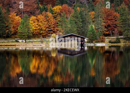 Boathouse au lac Ferchensee en automne. Mittenwald, Bavière, Allemagne. Banque D'Images