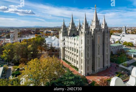 Le Temple de Salt Lake est le temple le plus célèbre et le plus grand de l'Église de Jésus-Christ des Saints des derniers jours. Le bâtiment est construit dans différents styles d'historicisme et est situé à Salt Lake City, la capitale de l'état américain de l'Utah. Banque D'Images